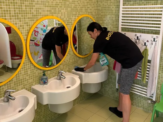 Dve pracovníčky BODYTEP čistia umývadlá a zrkadlá v spoločnej kúpeľni