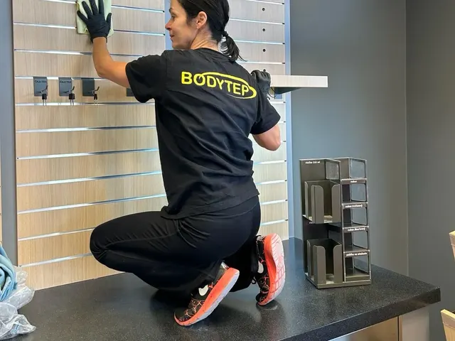 Pracovníčka BODYTEP čistí panel predajného systému v obchode