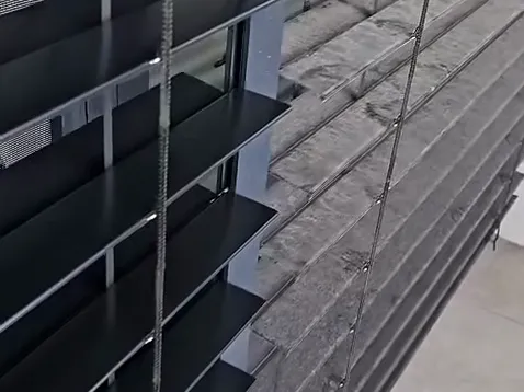Video: vonkajšie hliníkové žalúzie, zaprášené lamely prechádzajú do vyčistených